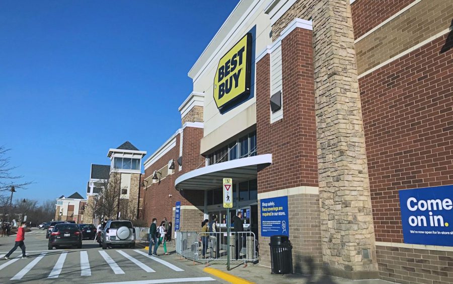 Just 30 seconds before, customers gathered in front of Best Buy to collect their new generations of the Xbox. For either Series X or Series S, people were in a hurry as the doors opened. 
Photo Captured November 10th, 2020 by Sarah Sekulich.
