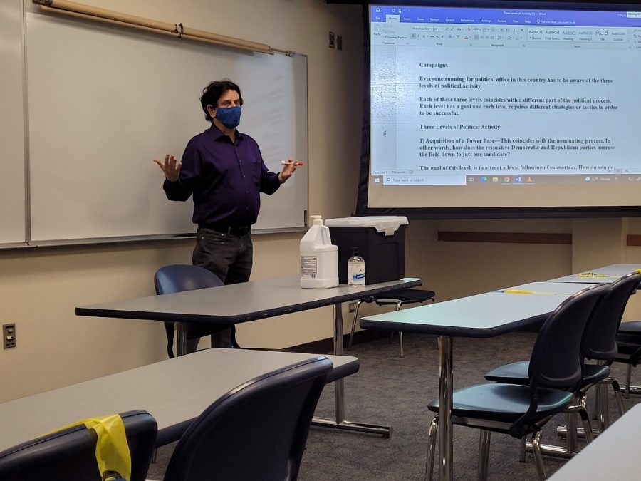 Richard Krupa teaches a class. (Photo by Cole Altmayer.)