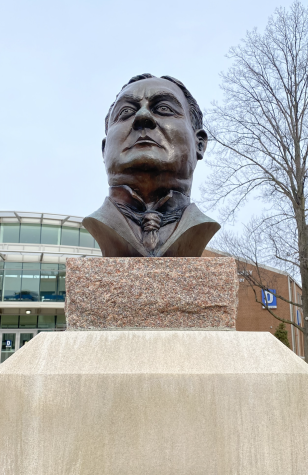 A sculpture of William Rainey Harpers head is displayed in the Harper quad. (Photo by Khushi Gandhi.)