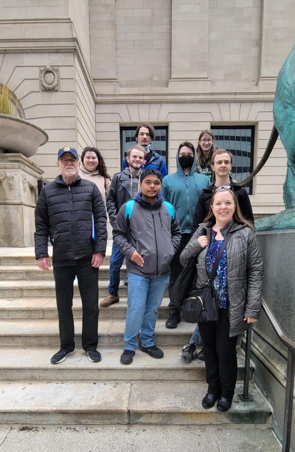 Harpers German Civilization and Culture class poses in front of the Art Institute of Chicago on April 15, 2022. They took a trip there to learn more about German artists. (Photo by Ari McKellin.)