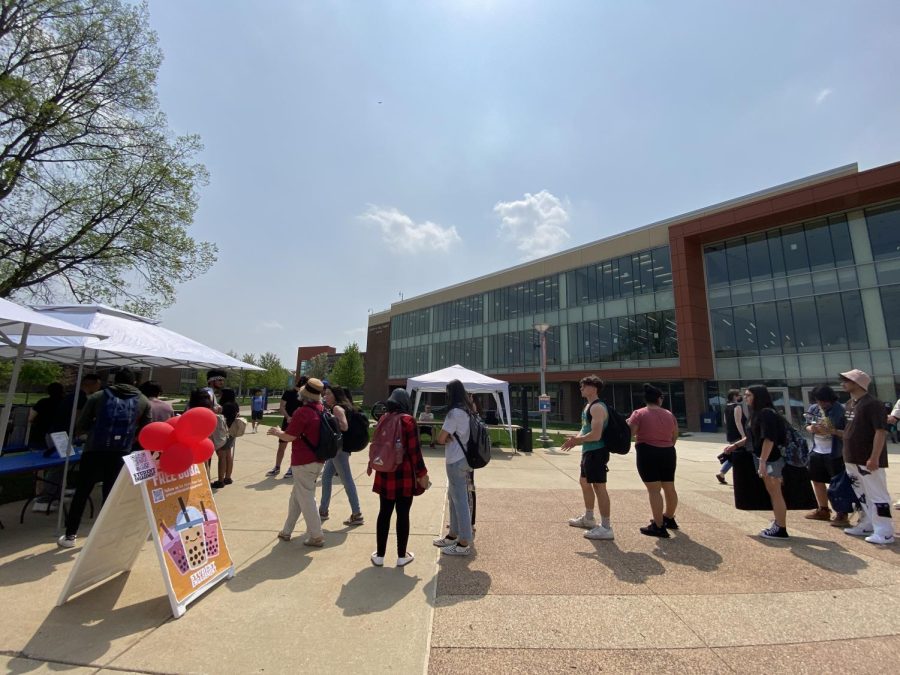 Students line up on the quad for free boba drinks on May 11, 2022. (Photo by Lydia Schultz.)
