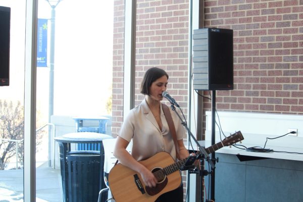 Angie K cantando durante Concierto en la Cafeteria, el 15 de enero.