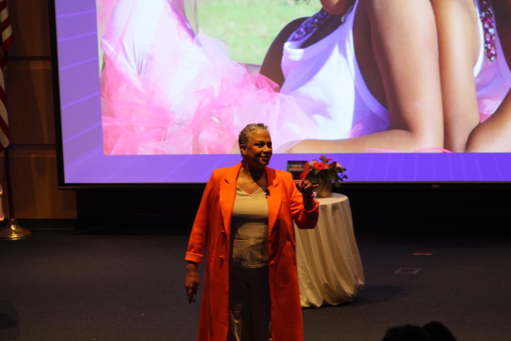 Ganadora del premio Emmy, Jeanne Sparrow, hace su presentación sobre qué significa tener autenticidad sin miedo durante el evento, Autenticidad Sin Miedo, el 4 de febrero. (Foto por Héctor Rodríguez)