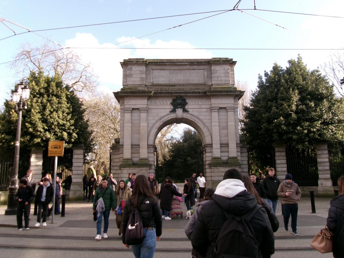 People walking around Fusiliers' Arch in Ireland. (Courtesy of Besty Vargas Trujillo)