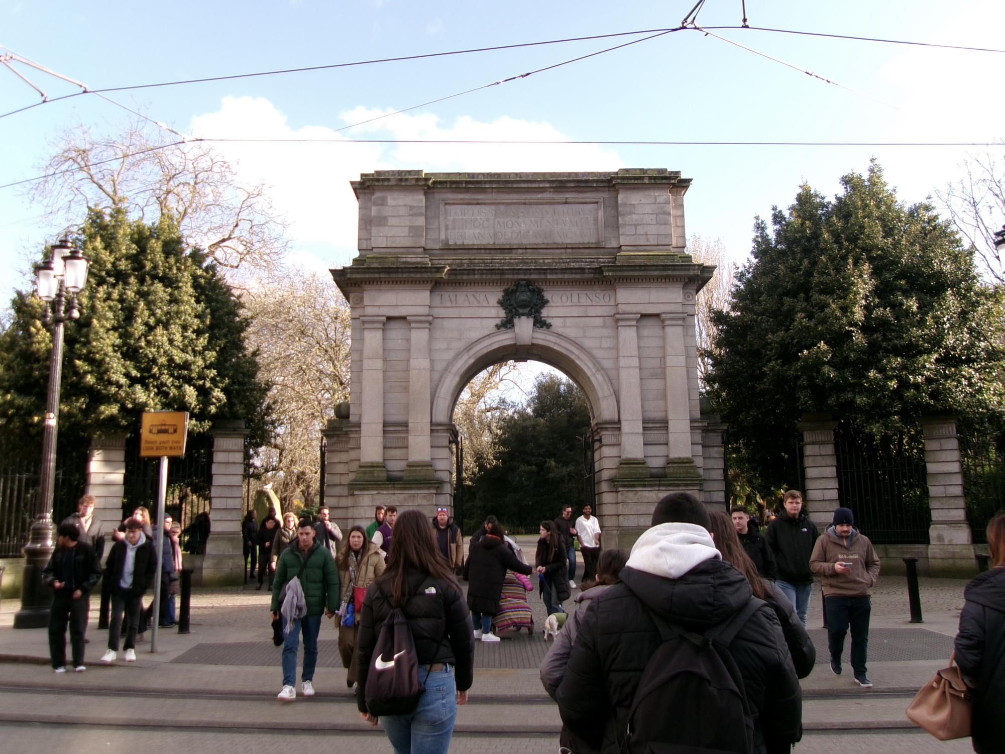 People walking around Fusiliers' Arch in Ireland. (Courtesy of Besty Vargas Trujillo)